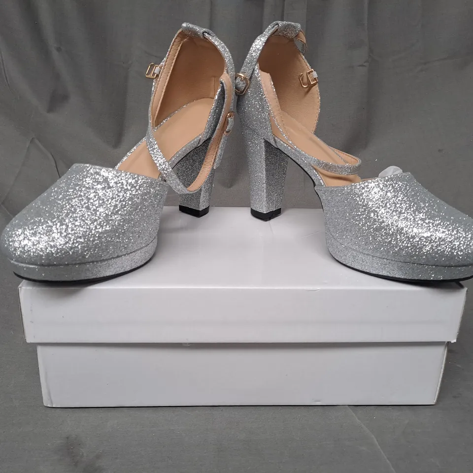 BOXED PAIR OF DESIGNER CLOSED TOE HIGH BLOCK HEEL SHOES IN SILVER W. GLITTER EFFECT EU SIZE 40