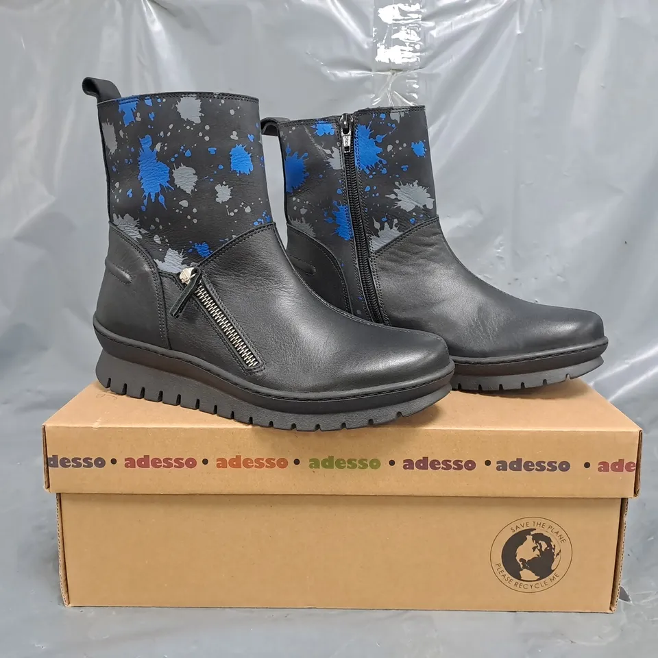 BOXED PAIR OF ADESSO SIDE-ZIP BOOTS IN BLACK W. GREY AND BLUE SPLATTER PATTERN SIZE EU 36