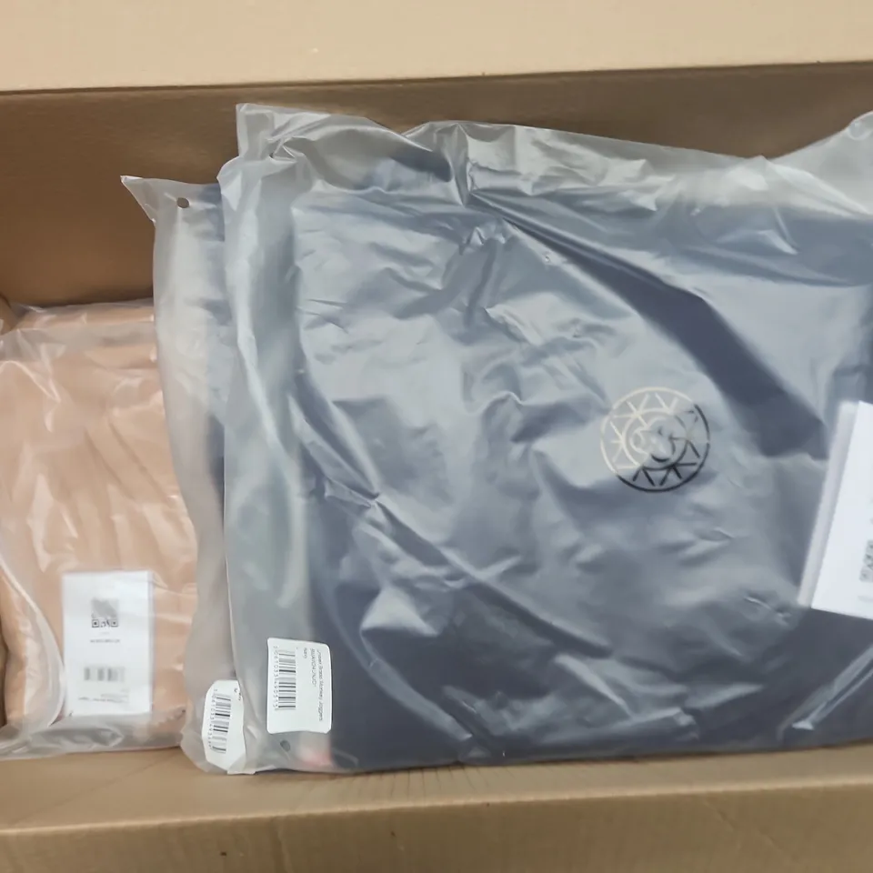 APPROXIMATELY 18 ASSORTED BAGGED UNISEX BRASS MONKEY & GET YOUT COLD ON JOGGERS IN VARIOUS SIZES TO INCLUDE COLOURS SUCH AS NAVY, CLAY, PINK, ETC