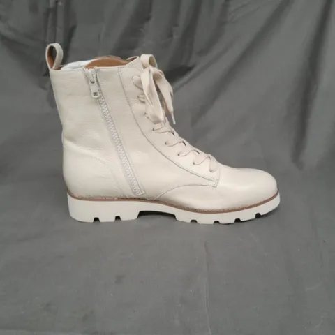 VIONIC LADIES CREAM LACE UP BOOTS SIZE 6.5