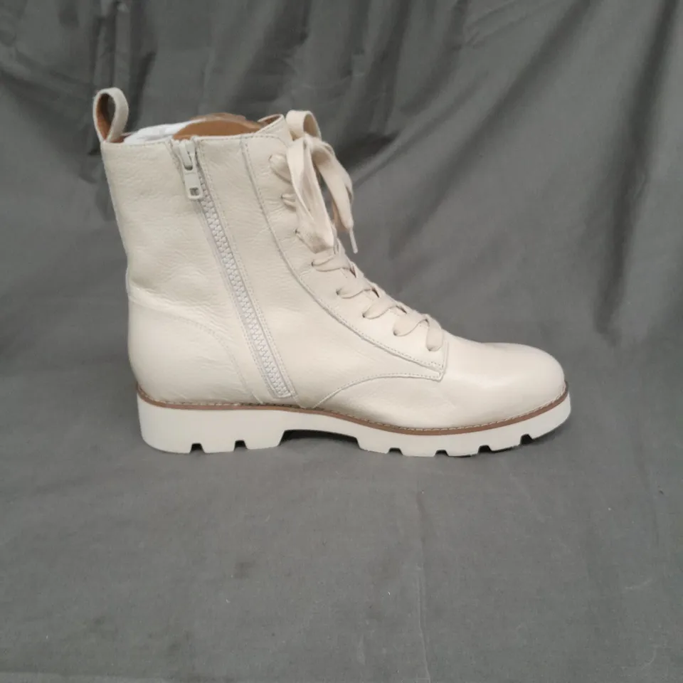 VIONIC LADIES CREAM LACE UP BOOTS SIZE 6.5