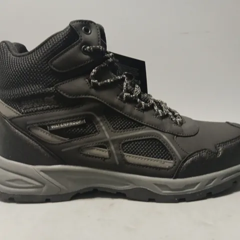 BOXED PAIR OF REGATTA VENDEAVOUR BOOTS IN BLACK/GRANITE UK SIZE 9