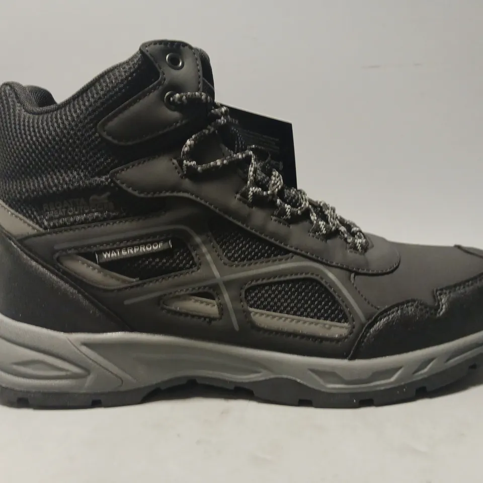BOXED PAIR OF REGATTA VENDEAVOUR BOOTS IN BLACK/GRANITE UK SIZE 9