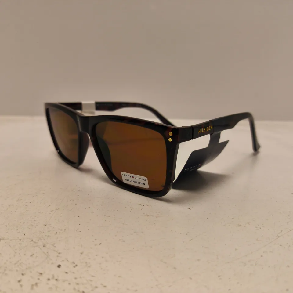 Tommy Hilfiger Sunglasses – Tortoiseshell frame with brown lenses (100% UV Protection)