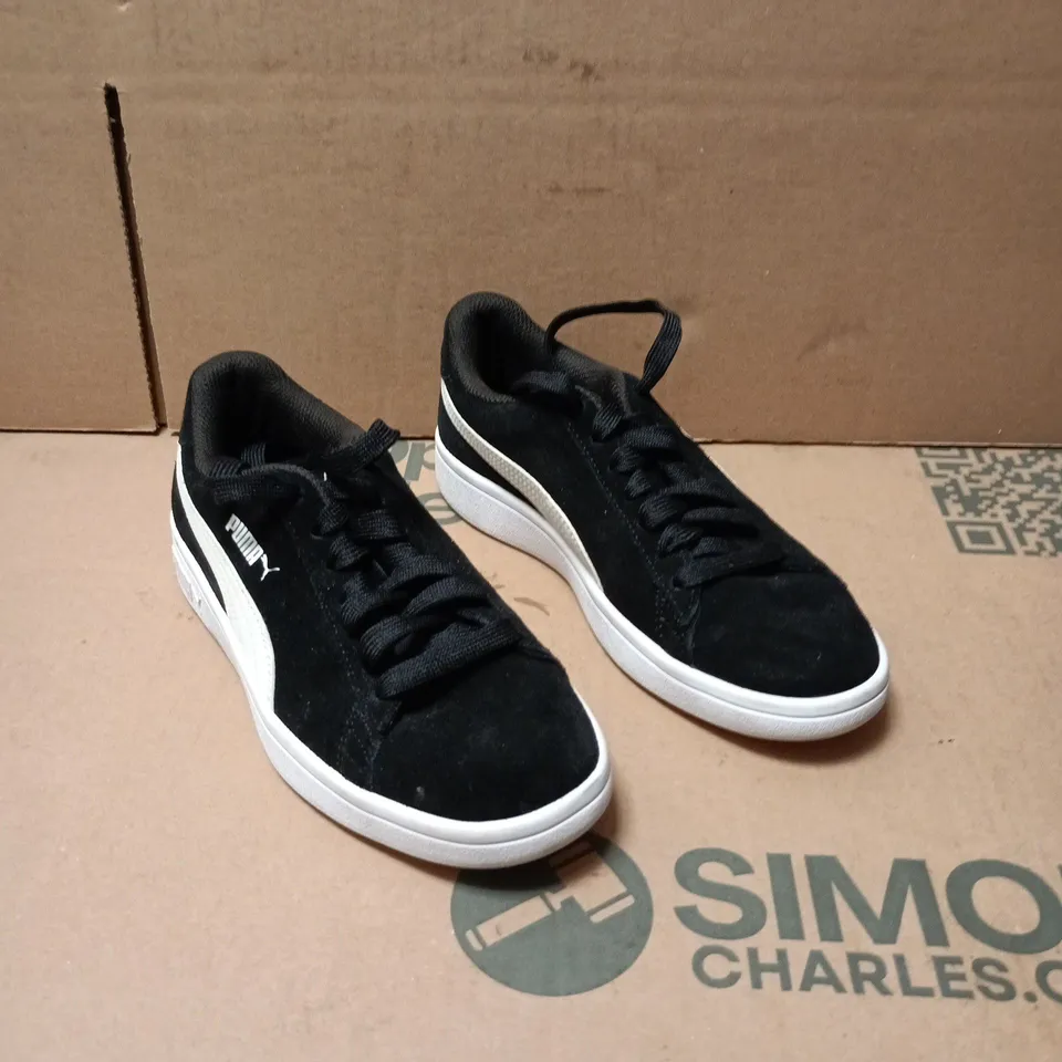 PUMA BLACK SUEDE SNEAKERS WITH WHITE STRIPE – LOW-TOP TRAINERS SIZE 3