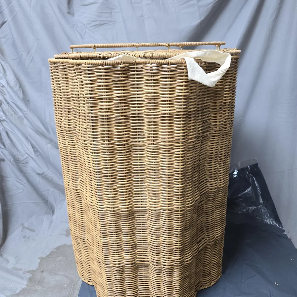 BOXED SCALLOPED LAUNDRY BASKET - NATURAL (1 BOX)