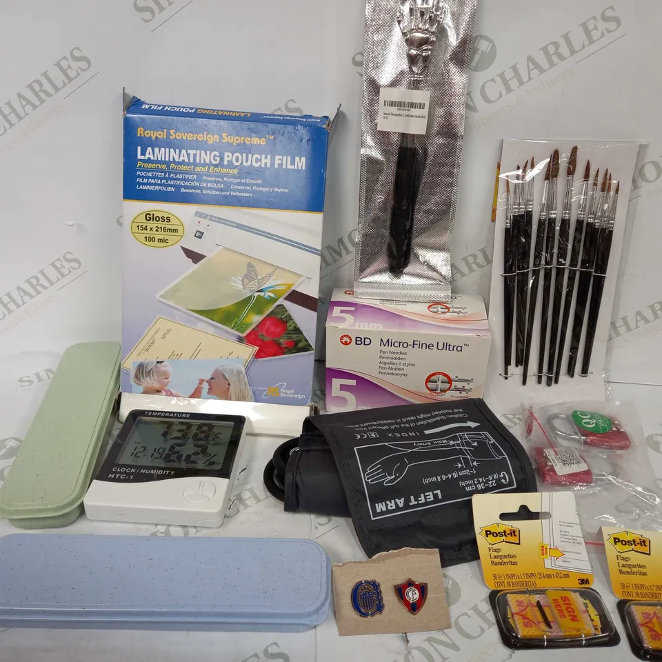 BOX TO CONTAIN APPROX 30 ASSORTED HOUSEHOLD PRODUCTS, INCLUDES PAINT BRUSHES, CUTLERY, BACK SCRATCHER ETC 