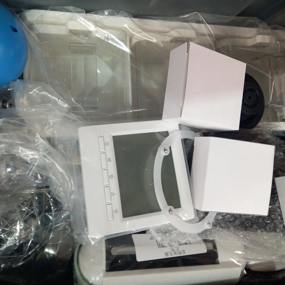 LOT OF APPROXIMATELY 15 ASSORTED HOUSEHOLD ITEMS TO INCLUDE PEDOMETER, VAULT RIGID TOPLOADERS, ETC