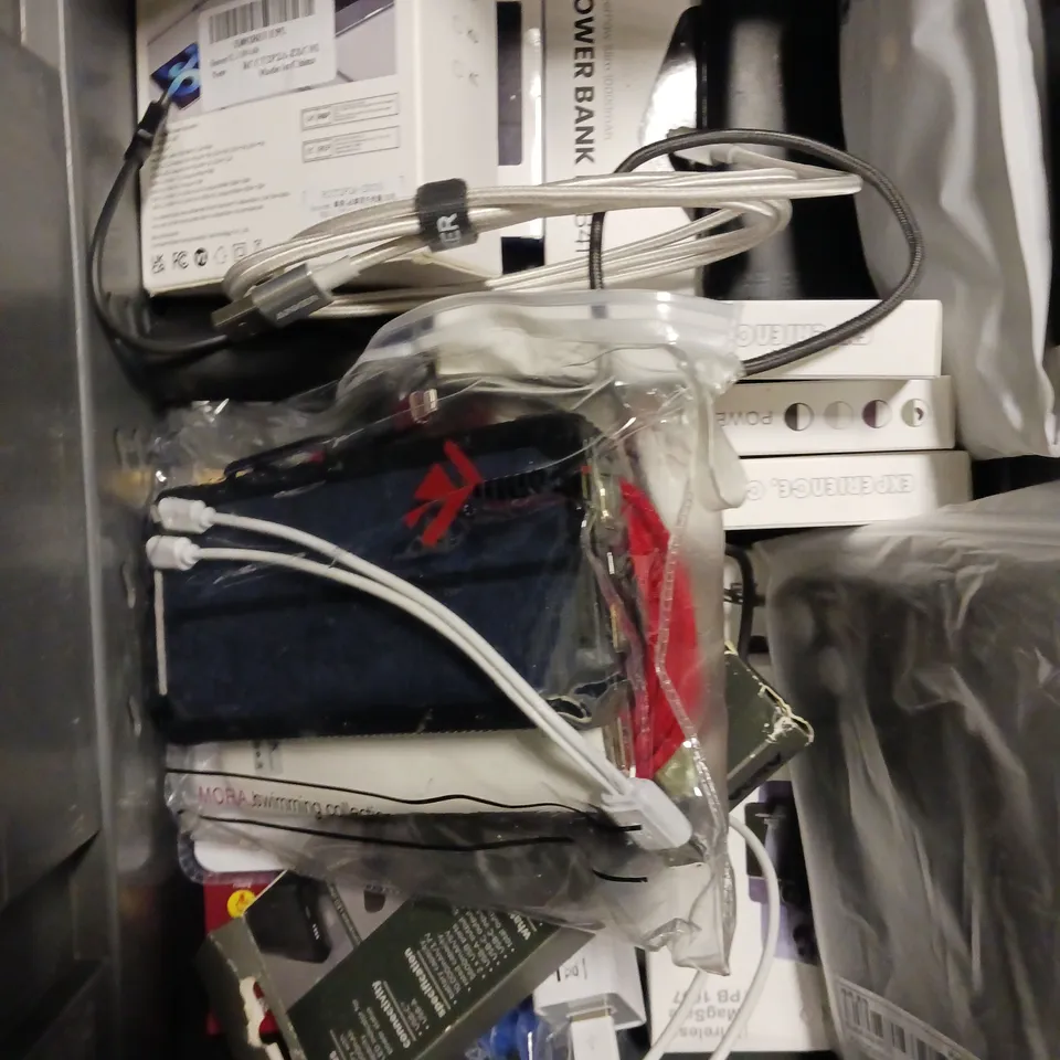 APPROXIMATELY 20 ASSORTED SMARTPHONE/TABLET ACCESSORIES TO INCLUDE CHARGING CABLES, SCREEN PROTECTORS, POWERBANKS ETC 
