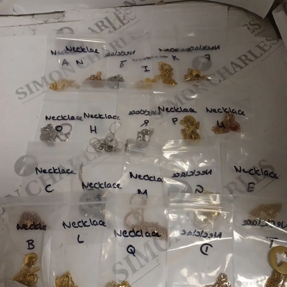 APPROXIMATELY 20 ASSORTED NECKLACES IN VARIOUS DESIGNS