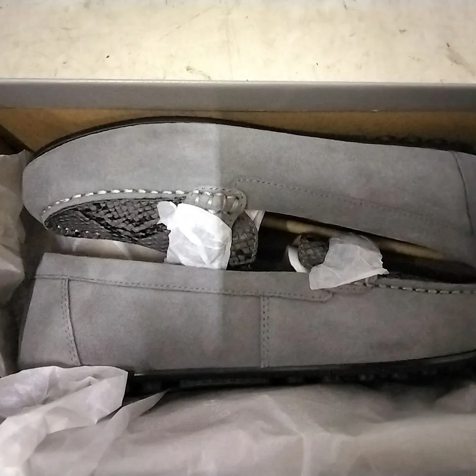 3 SHOE BOXES OF VIONIC SHOES INCLUDING HONOR DAYNA GREY LOAFERS SIZE 6, HONOR DAYNA BLACK LOAFERS SIZE 7, FELICITY LIV METALLIC BLACK ANKLE BOOTS SIZE 4