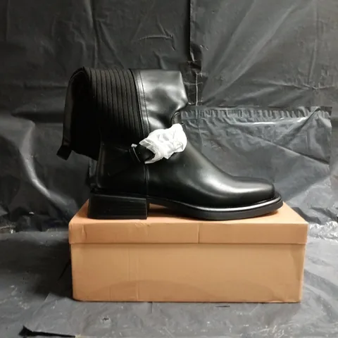 BOXED PAIR OF SIMMI LONDON KNEE-HIGH BOOTS IN BLACK SIZE 7