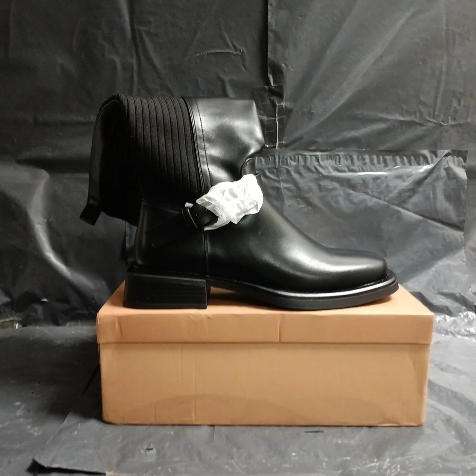 BOXED PAIR OF SIMMI LONDON KNEE-HIGH BOOTS IN BLACK SIZE 7