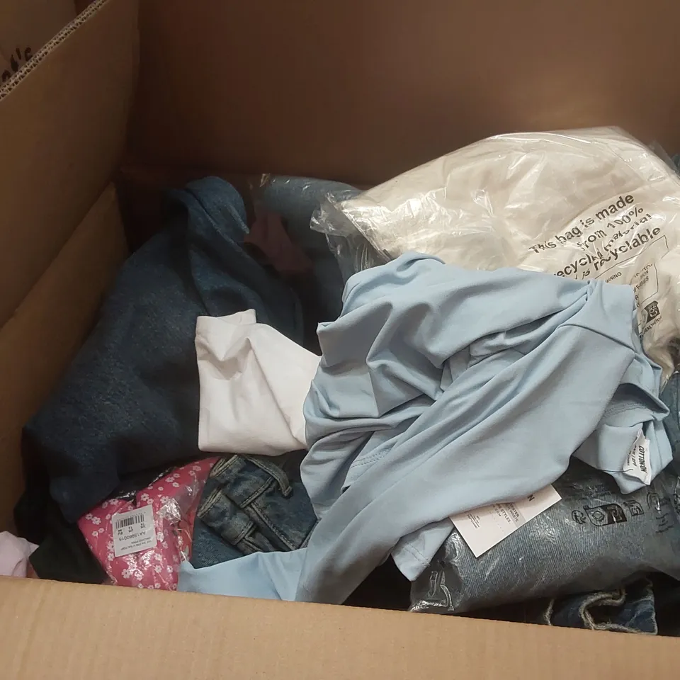 PALLET CONTAINING A VERY LARGE QUANTITY OF BRAND NEW ASSORTED CLOTHING/ACCESSORIES INCLUDING: SUNGLASSES, JEANS, BIKINIS, T-SHIRTS, JUMPERS ECT