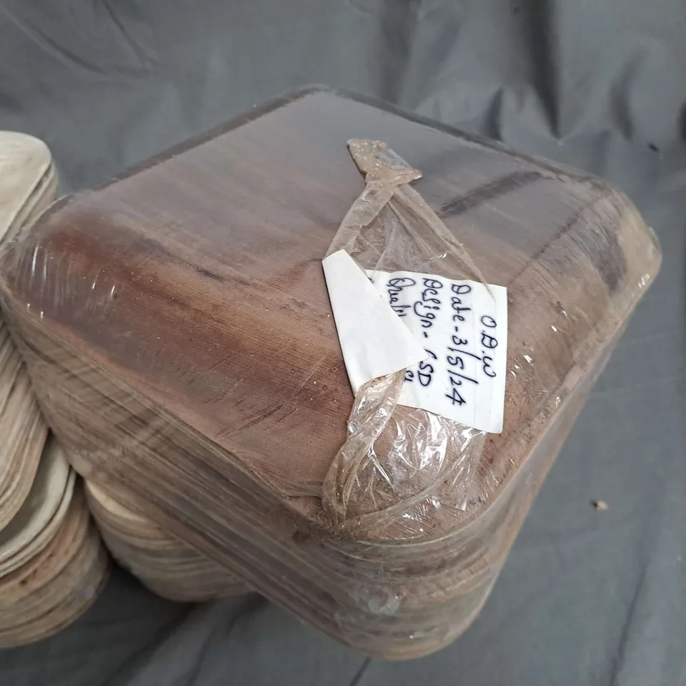 LOT OF APPROXIMATELY 100 SQUARE WOOD EFFECT PAPER PLATES