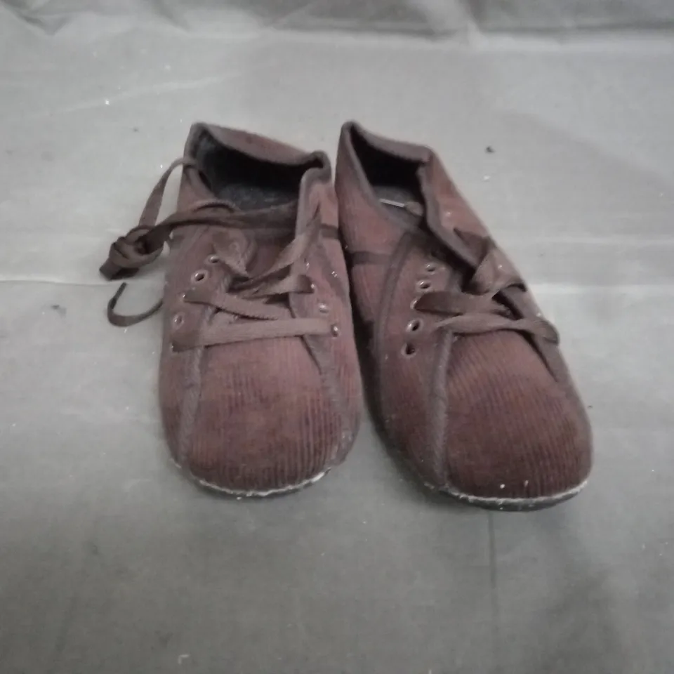 APPROXIMATELY 9 BOXED PAIRS OF LACE UP FLAT SHOES IN VARIOUS SIZES 
