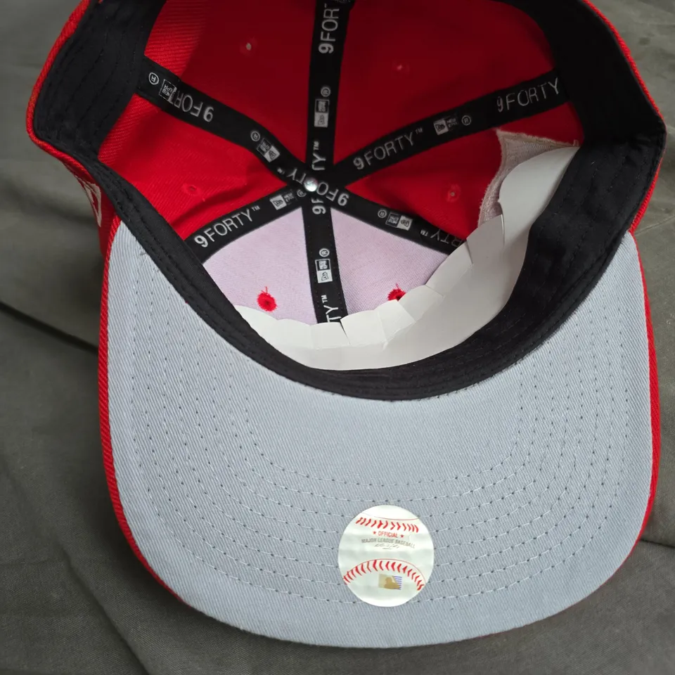 NEW ERA WORLD SERIES 1953 PATCH CAP – RED CROWN, LIGHT GRAY BRIM