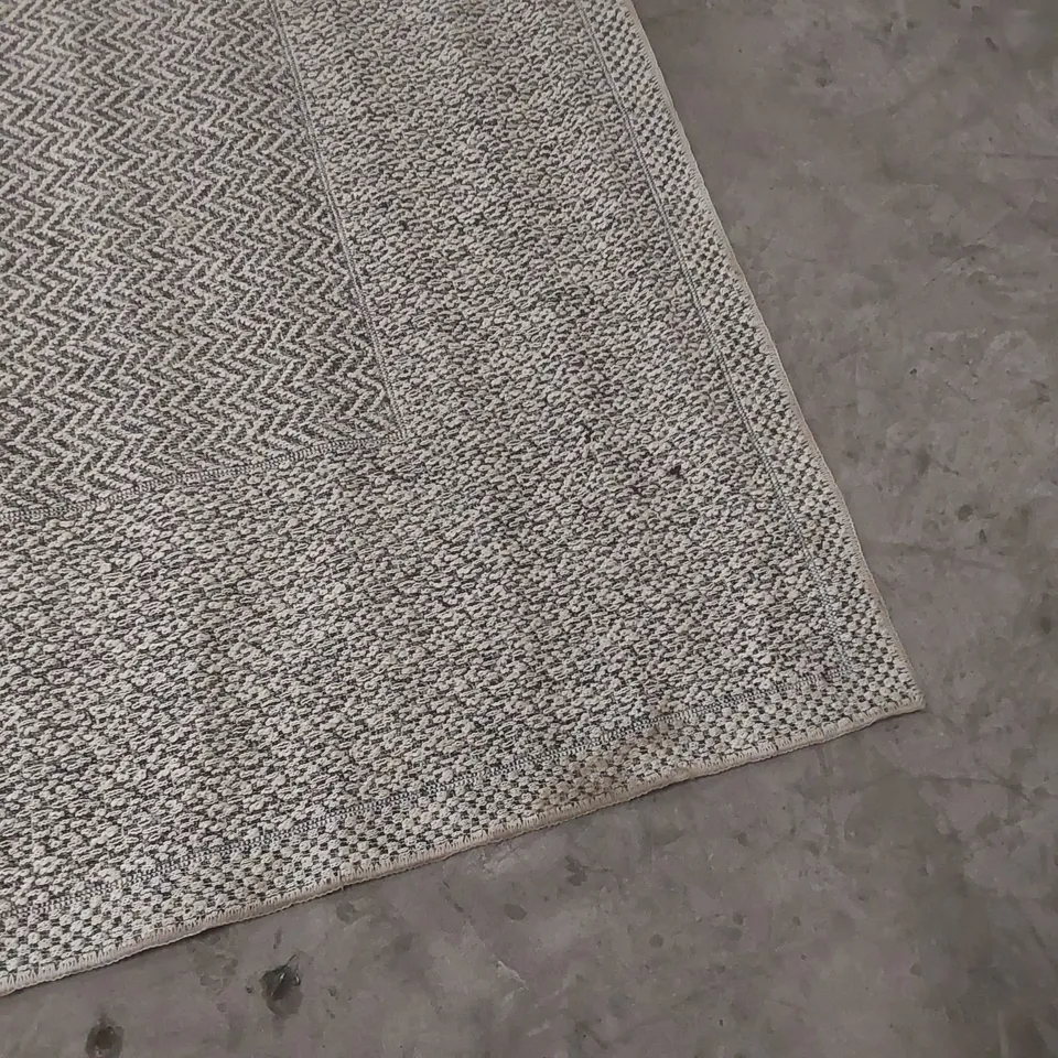 QUALITY DESIGNER AREA RUG - APPROXIMATELY 320 x 230cm