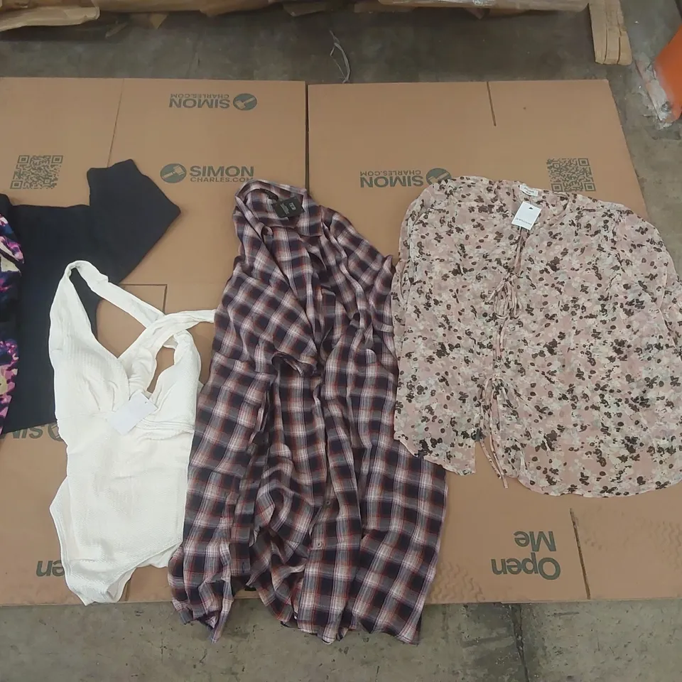 PALLET CONTAINING APPROXIMATELY 320x BRAND NEW ASSORTED DESIGNER CLOTHING ITEMS INCLUDING: JD WILLIAMS TOPS, DRESSES, SIMPLY BE BATHING SUIT ECT