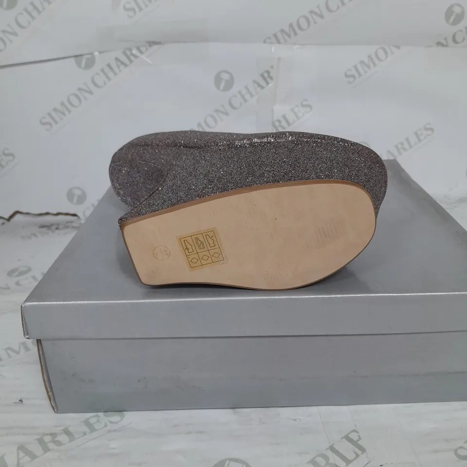 BOXED PAIR OF CASANDRA PLATFORM STRAP HEEL IN MULTI GLITTER SIZE 4