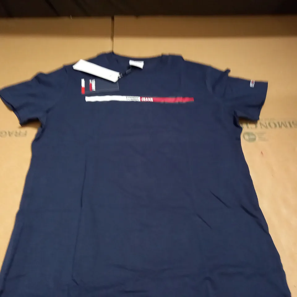 TOMMY JEANS ESSENTIAL FLAG TEE - S