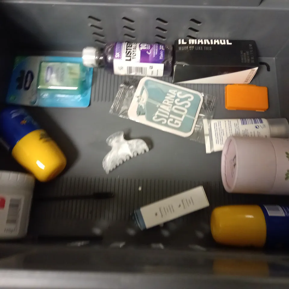 LOT OF APPROXIMATELY 25 ASSORTED HEALTH AND BEAUTY ITEMS TO INCLUDE AMERICAN CREW CONDITIONER, HANNA SILLITOE MULTI STRAIN BIOTIC AND E45 DAILY LOTION SPRAY