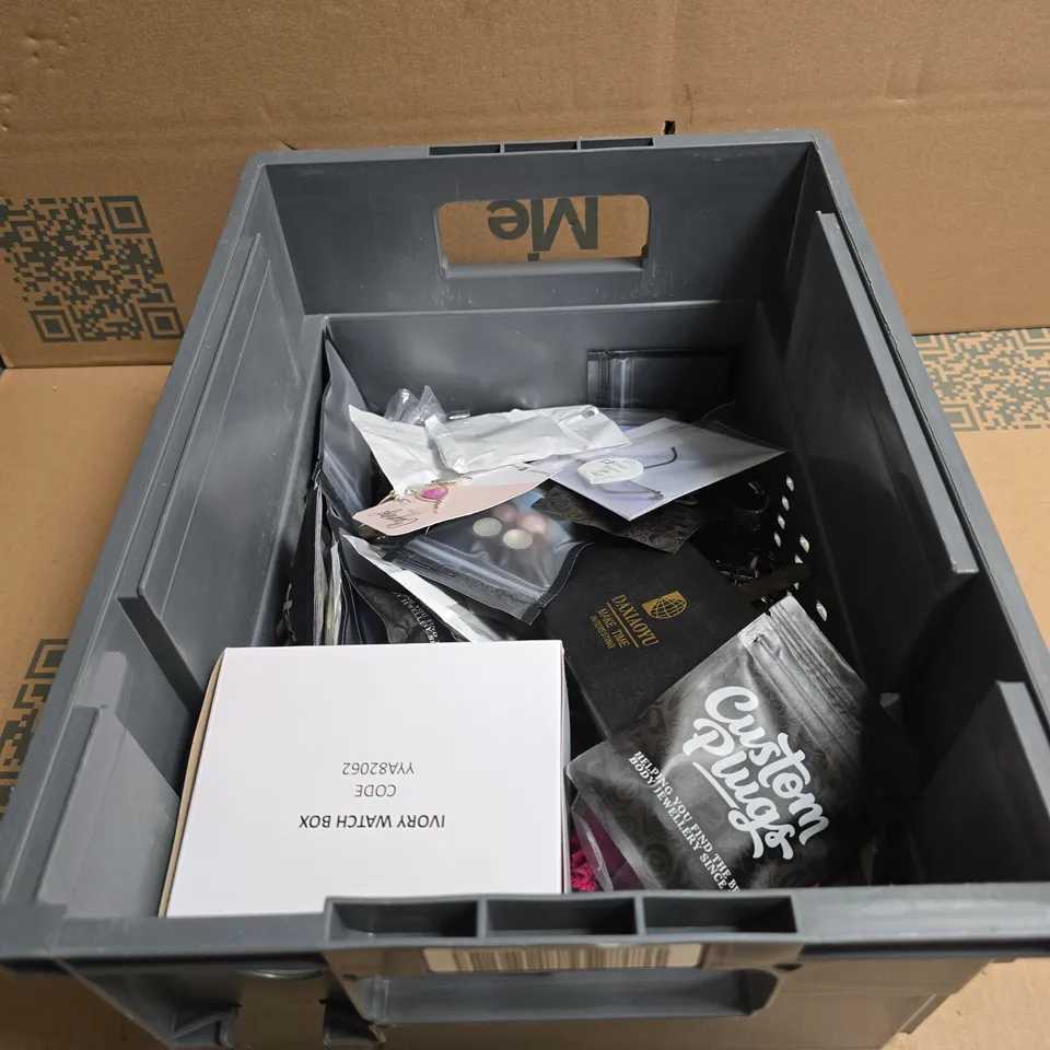 TOTE OF APPROXIMATELY 18 ASSORTED JEWELLERY/WATCH ITEMS TO INCLUDE CUSTOM PLUGS, CLAYRINGS BY SHELBY, ROBIN CHARM ETC