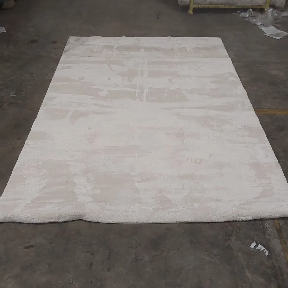 QUALITY DESIGNER FLUFFY RUG - APPROXIMATELY 285 x 200cm