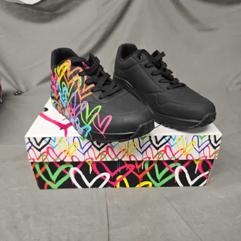 SKECHERS TRAINERS - BLACK/MULTI - SIZE 7
