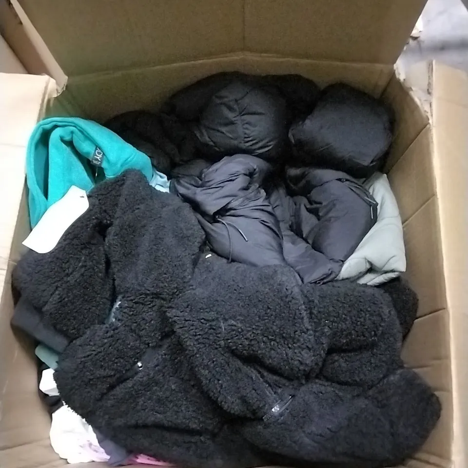 BOX TO CONTAIN ASSORTED MENS AND WOMENS CLOTHING INCLUDING; JUMPERS, SPORTS BRA, JOGGERS, HOODIE ETC