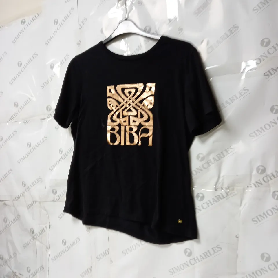 BOX OF APPROXIMATELY 10 ASSORTED WOMEN'S CLOTHING ITEMS INCLUDING TOPS, JEANS, SHIRTS 