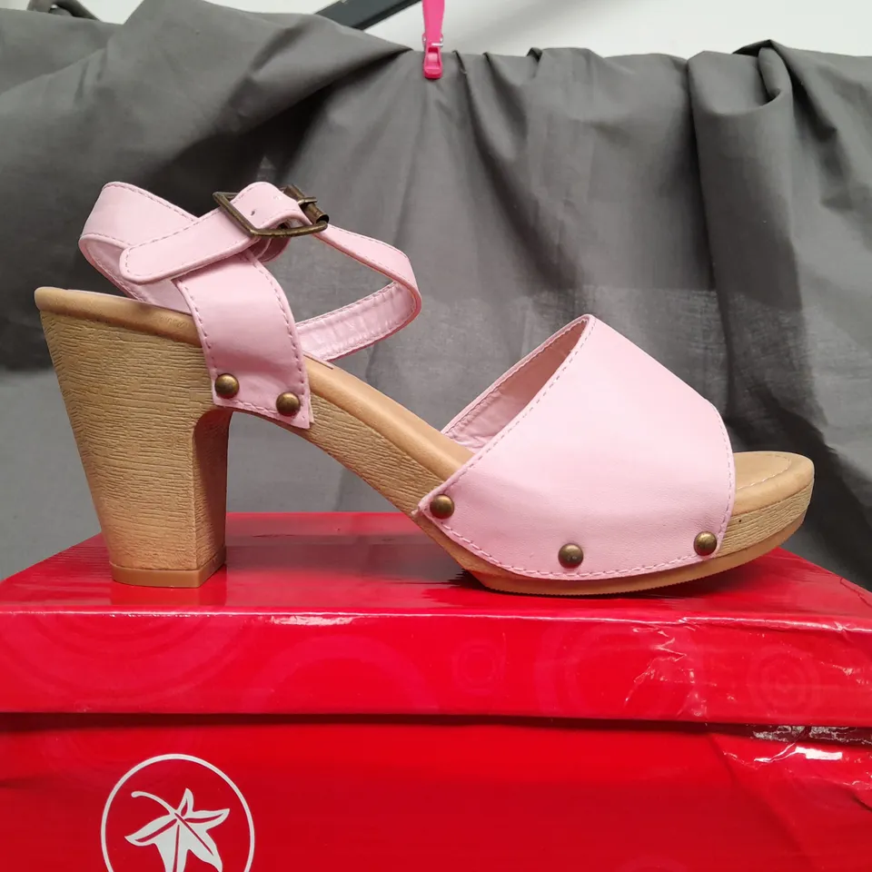 BOX OF APPROX 10 NATURAL MODA OPEN TOE HEELS IN ASSORTED SIZES & COLOURS 