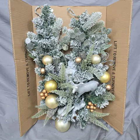 FESTIVE DEER SWAG CHRISTMAS WALL DECORATION