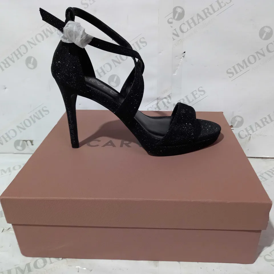BOXED PAIR OF CARVELA HEELS IN BLACK W. SPARKLE EFFECT EU SIZE 39