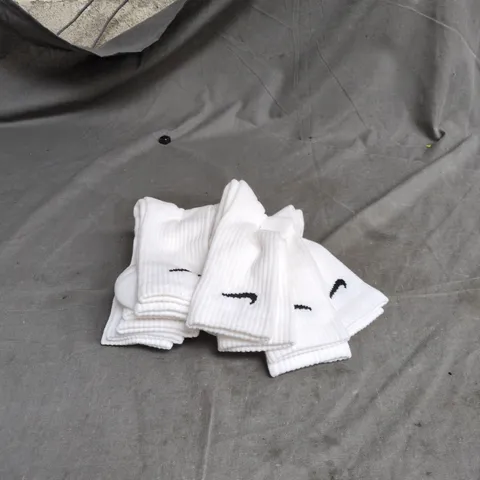 6 X WHITE NIKE SOCKS, SIZE UNSPECIFIED