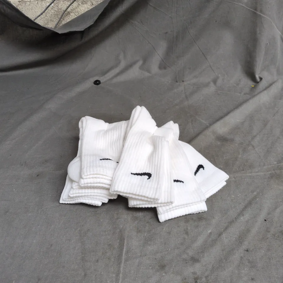 6 X WHITE NIKE SOCKS, SIZE UNSPECIFIED