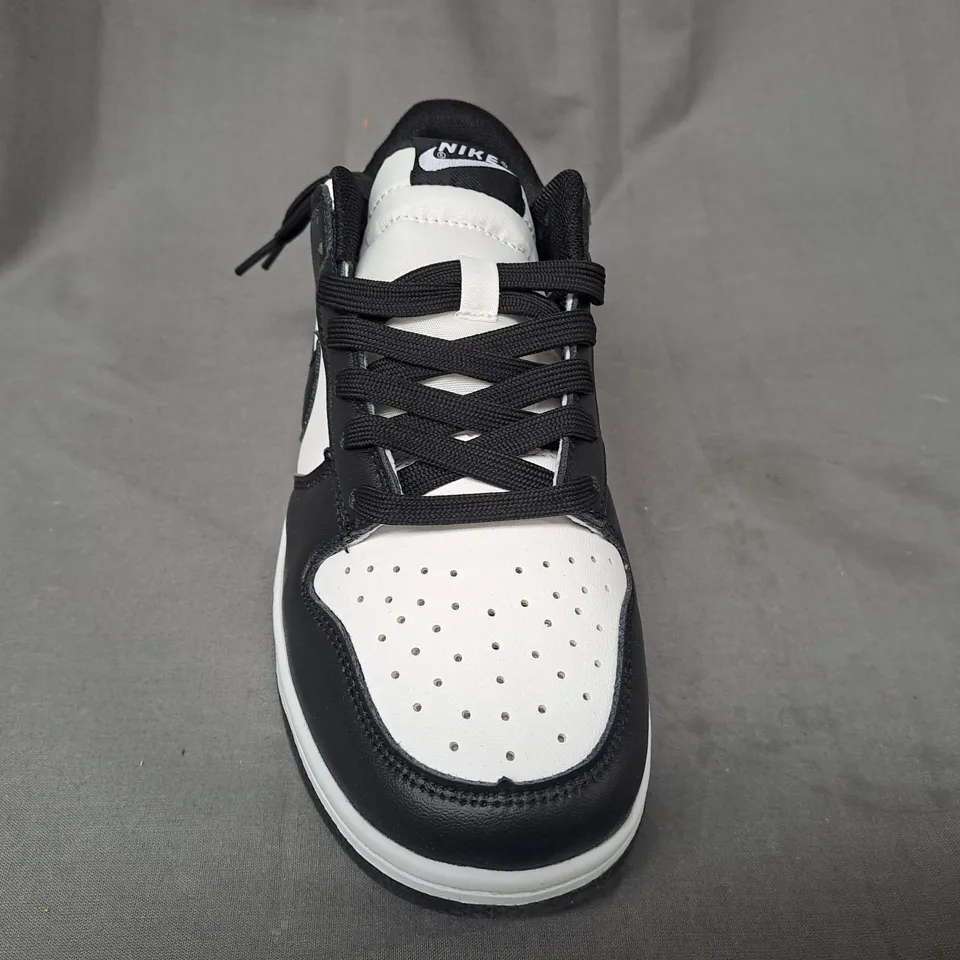 BOXED PAIR OF NIKE SHOES IN BLACK/WHITE UK SIZE 6