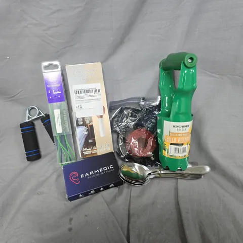 APPROXIMATELY 12 ASSORTED HOUSEHOLD ITEMS TO INCLUDE BULB PLANTER, INDUCTION LIGHT, SILICONE EAR PLUGS, ETC