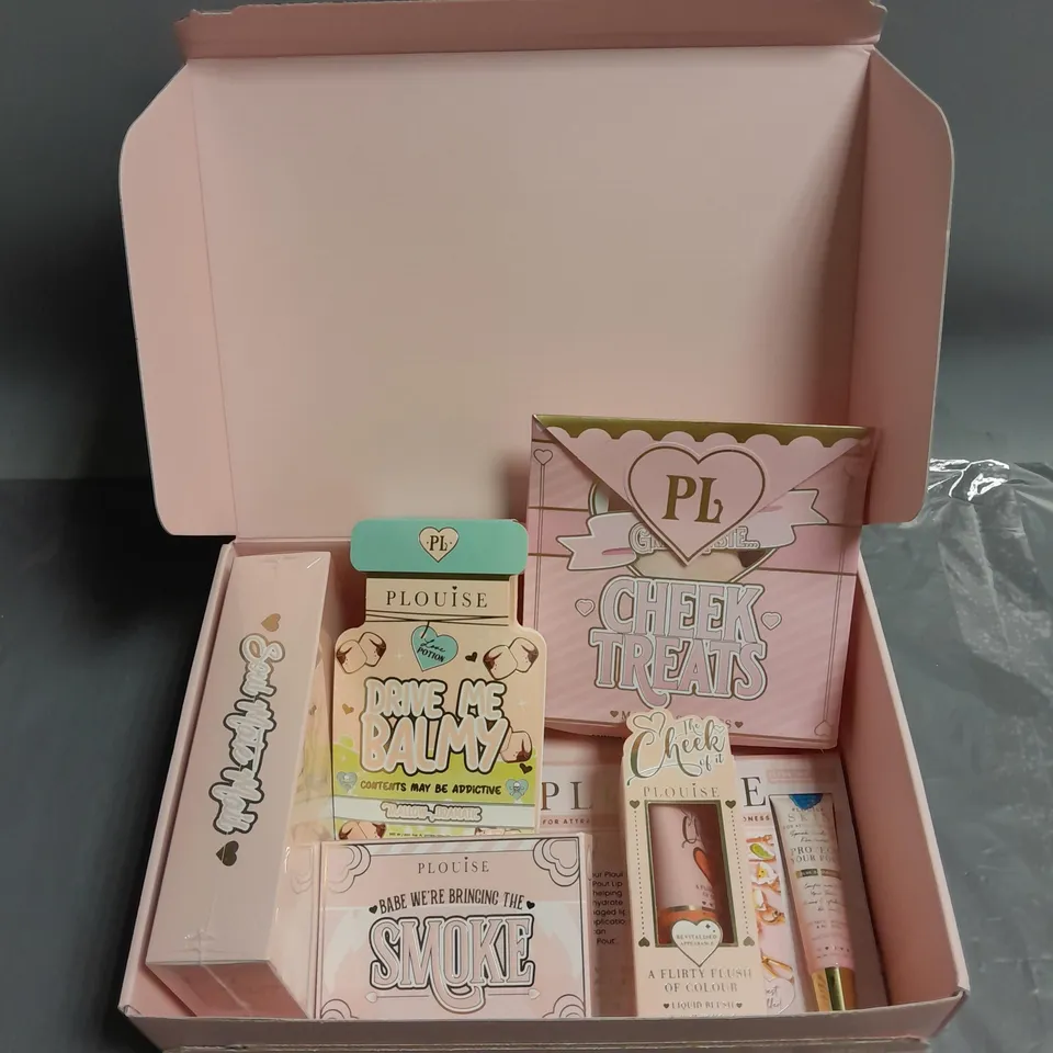 BOX OF 6 PLOUISE COSMETIC PRODUCTS TO INCLUDE - BABE WE'RE BRINGING THE SMOKE PALETTE - DRIVE ME BALMY LIP BALM - CHEEK TREATS MAKE-UP SPONGES - ETC