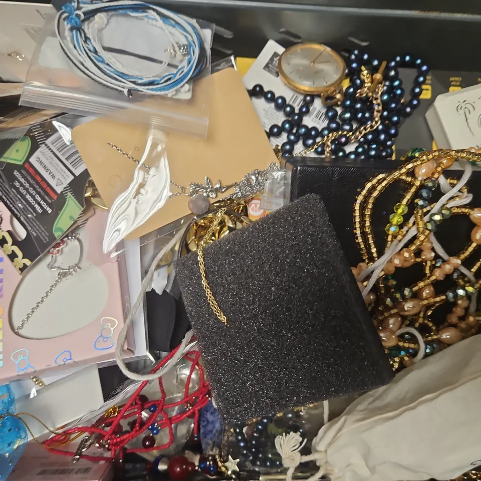 APPROXIMATELY 20 ASSORTED JEWELLERY ITEMS TO INCLUDE HELLO KITTY NECKLACE, EARRING PACK, ETC