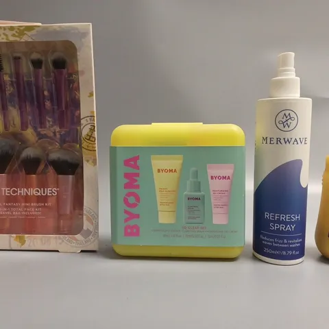 LOT OF APPROXIMATELY 20 COSMETICS ITEMS TO INCLUDE MAKEUP BRUSHES , SO CLEAR SET , REFRESH SPRAY , ETC