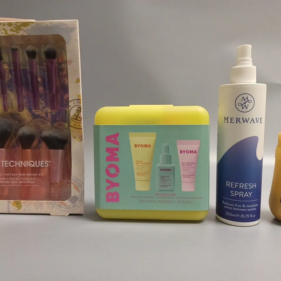 LOT OF APPROXIMATELY 20 COSMETICS ITEMS TO INCLUDE MAKEUP BRUSHES , SO CLEAR SET , REFRESH SPRAY , ETC  