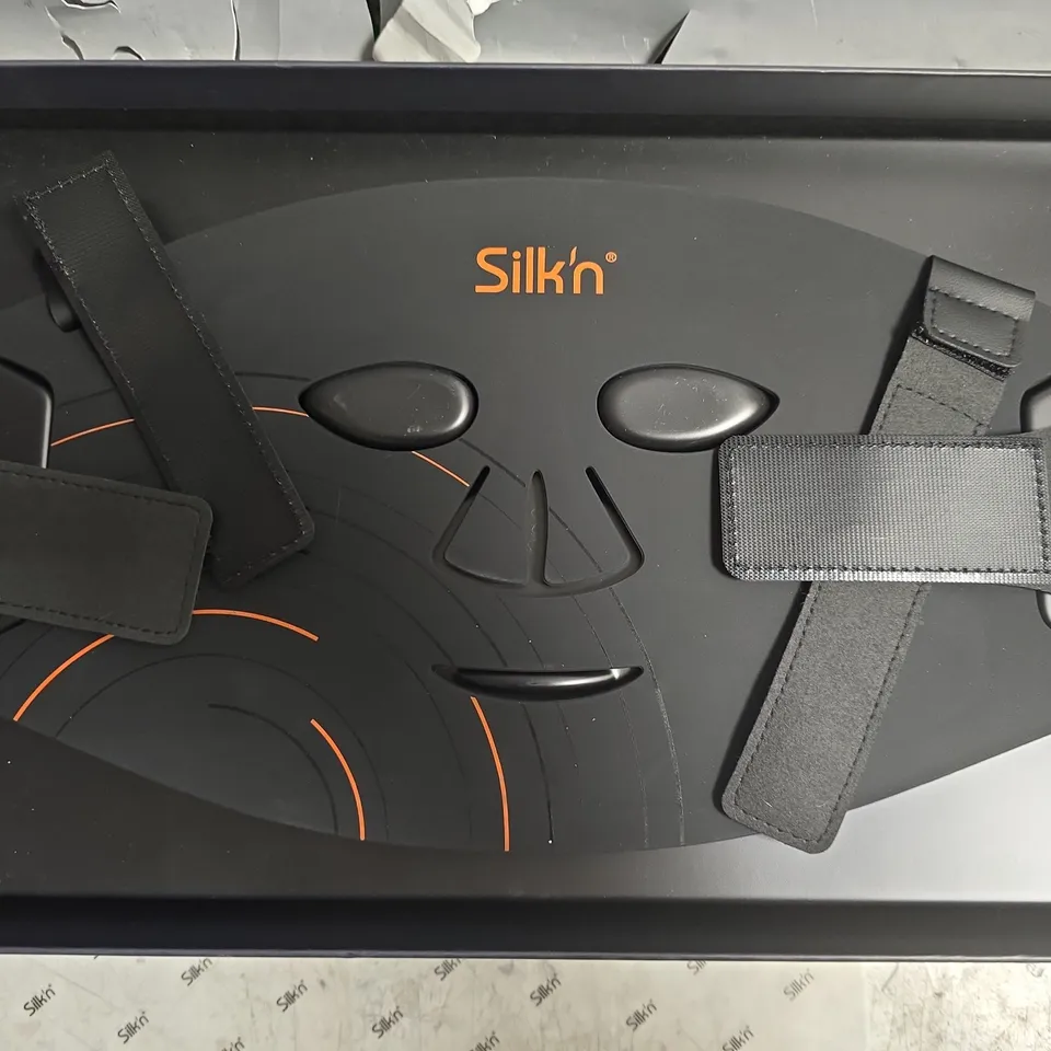 BOXED SILK'N DUAL LED FACE MASK