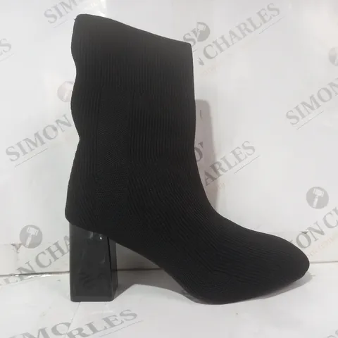 BOXED PAIR OF DESIGNER BLOCK HEEL FABRIC SHOES IN BLACK EU SIZE 37