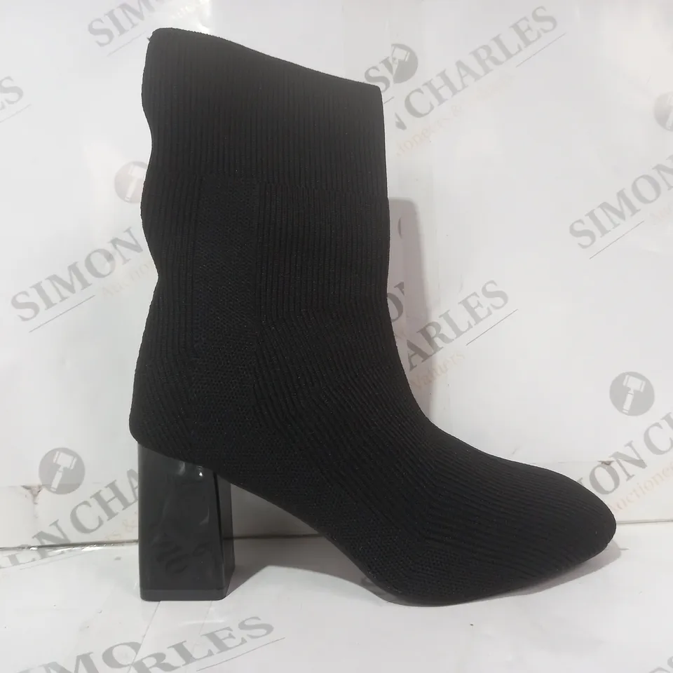 BOXED PAIR OF DESIGNER BLOCK HEEL FABRIC SHOES IN BLACK EU SIZE 37