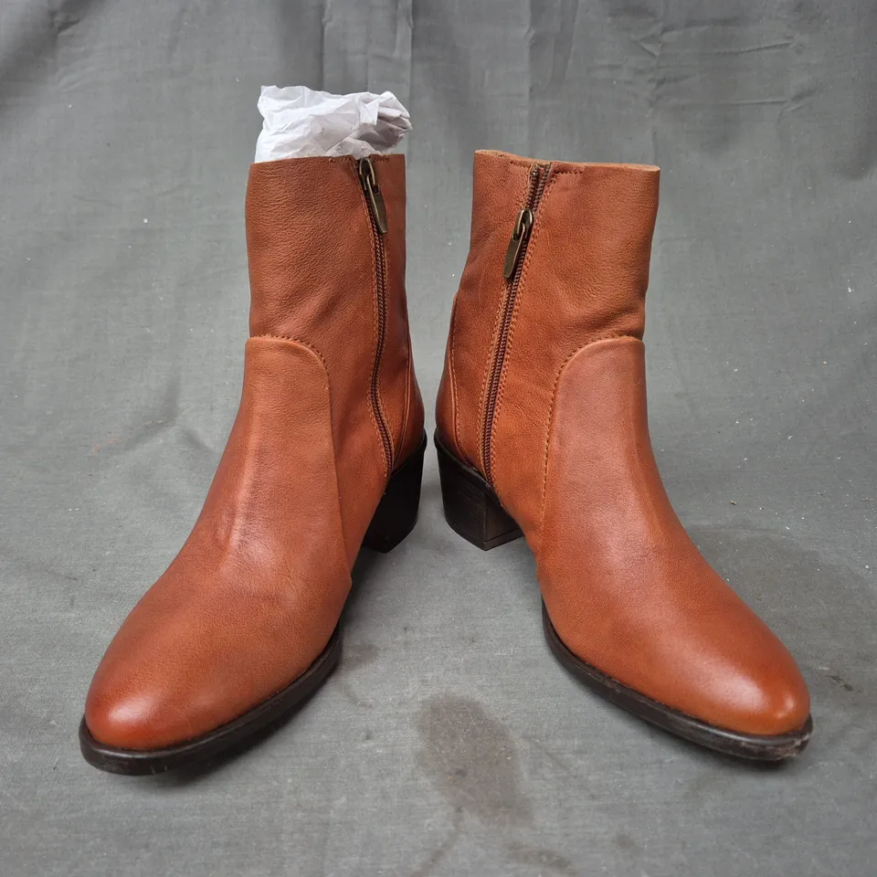 BOXED PAIR OF HUSH PUPPIES WOMEN'S WINONA WESTERN BOOTS IN TAN UK SIZE 4