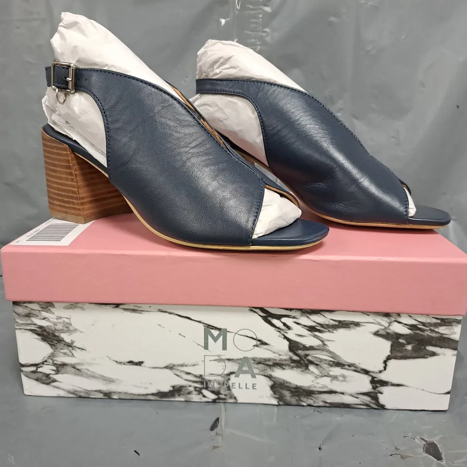 BOXED PAIR OF MODA IN PELLE LEATHER HEELED SANDALS IN NAVY SIZE 5