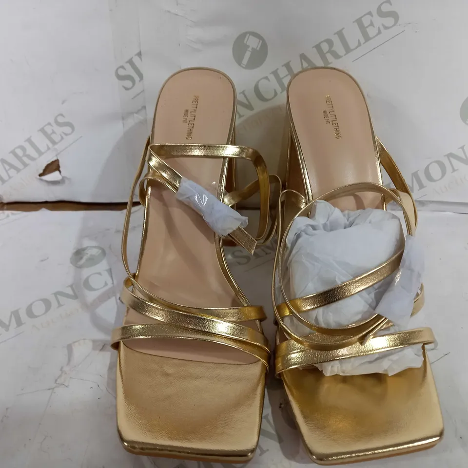 PAIR OF PRETTY LITTLE THING WIDE FIT BLOCK HEEL OPEN TOE SQUARED HEELS IN GOLD METALLIC COLOUR - UK 5
