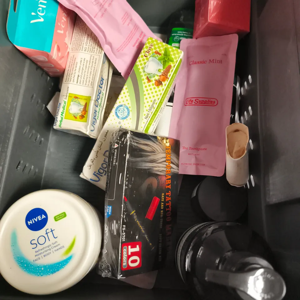 APPROXIMATEY 20 ASSORTED HEALTH AND BEAUTY PRODUCTS TO INCLUDE - SUDOCREM - DERMATICA CENTELLA GEL MOISTURISER - E45 SHAMPOO - ETC