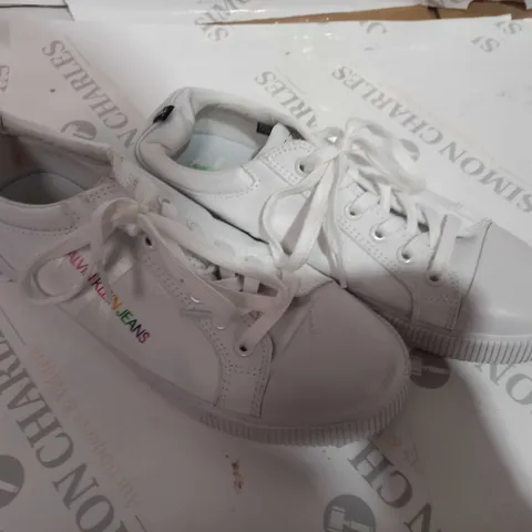 PAIR OF CALVIN KLEIN TRAINERS 6.5 (WIHTE )